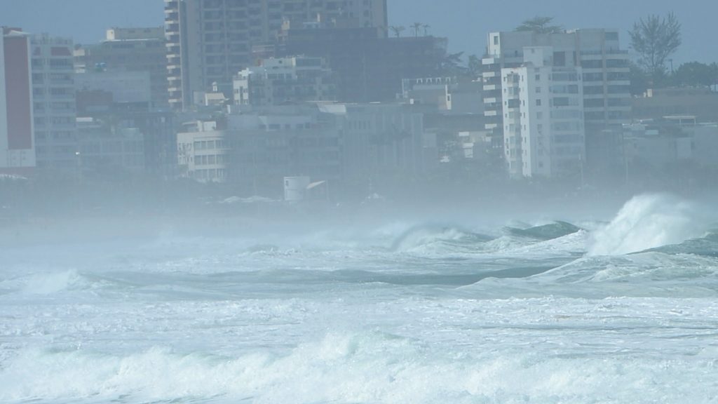 As imagens da forte ressaca do mar nas praias do Rio de Janeiro