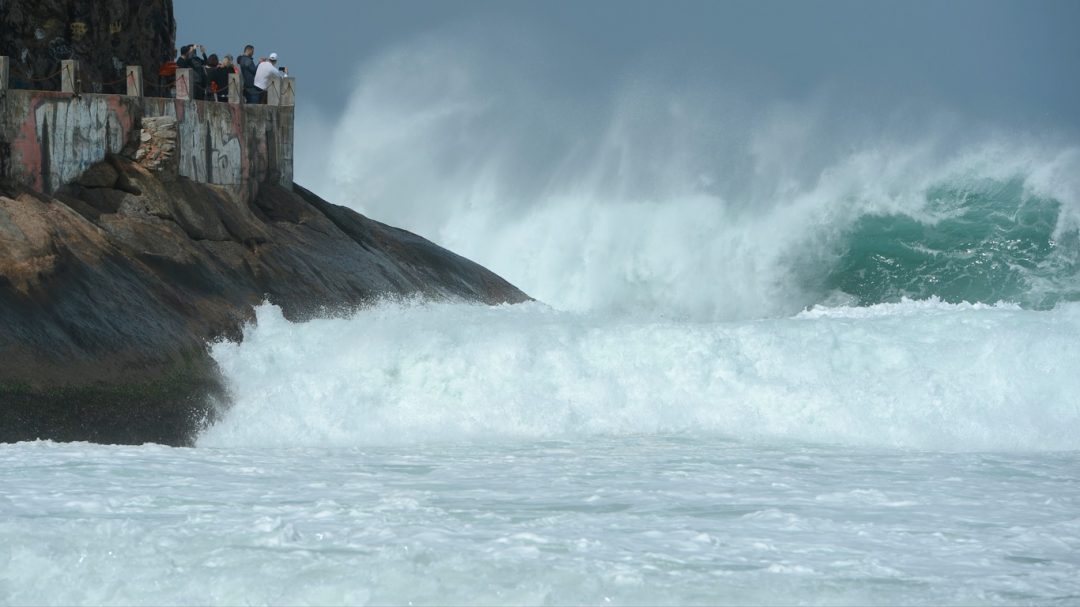 As imagens da forte ressaca do mar nas praias do Rio de Janeiro