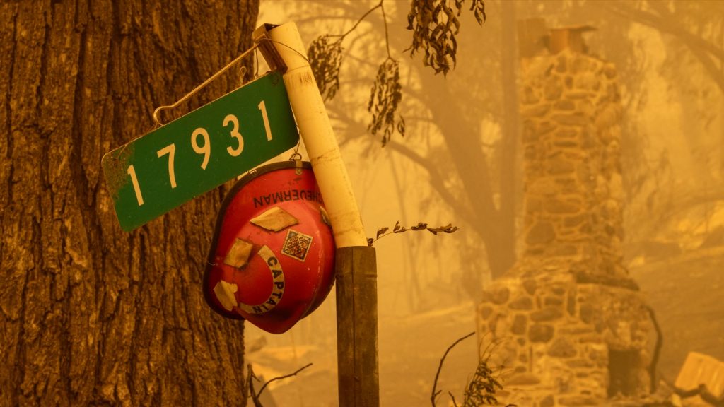 Maior incêndio florestal do ano deixa mortos na Califórnia