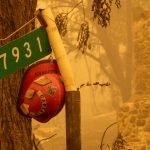 Maior incêndio florestal do ano deixa mortos na Califórnia