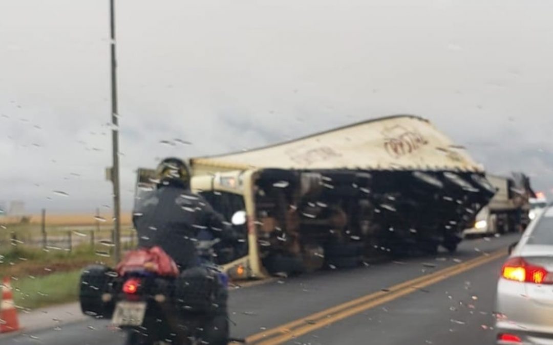 Chuva, vendavais e frio no Mato Grosso do Sul Forte vendaval chegou a causar o tombamento de duas carretas na BR-163 no município de São Gabriel do Oeste