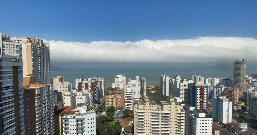 Qual foi a nuvem que impressionou no litoral do Sudeste e como se formou