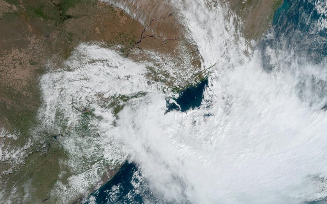 Vento do ciclone atinge várias capitais e deixa feridos em São Paulo Capitais do Sul e do Sudeste tiveram vento moderado a forte nesta quarta com rajadas intensas em São Paulo e Florianópolis