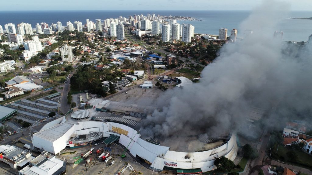 Satélites da NASA captam incêndio do shopping de Punta del Este