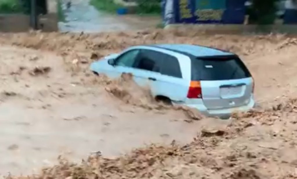 Enxurrada traz imagens assustadoras em cidade mexicana