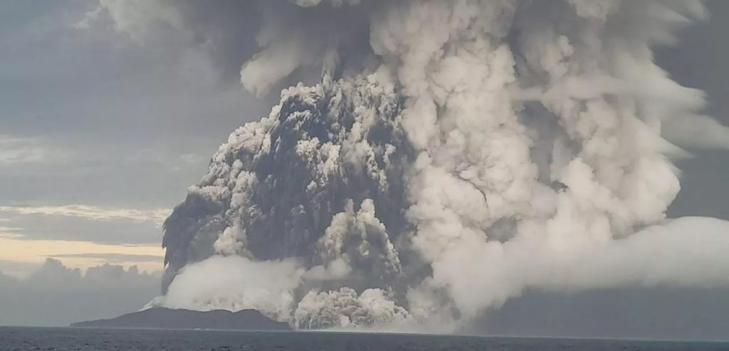 Erupção do vulcão de Tonga pode aquecer o planeta, diz a NASA