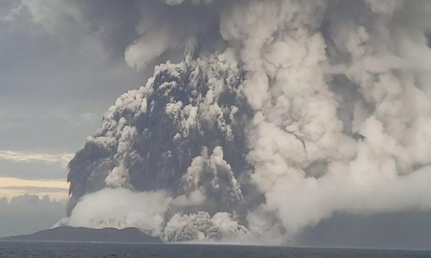 Erupção do vulcão de Tonga pode aquecer o planeta, diz a NASA