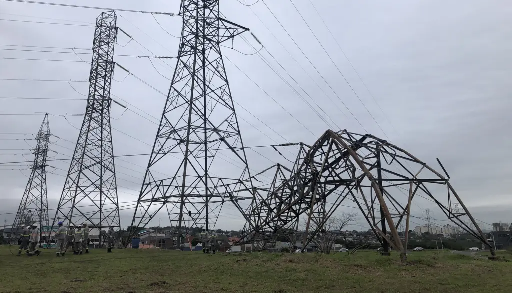 Vento pode ter atingido até 150 km/h na Grande Porto Alegre