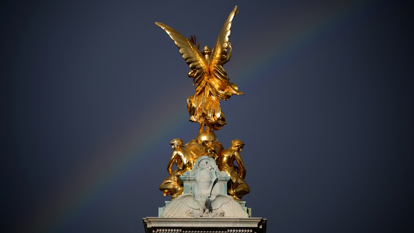 Arco-íris duplo é visto no céu da Inglaterra no dia da morte da