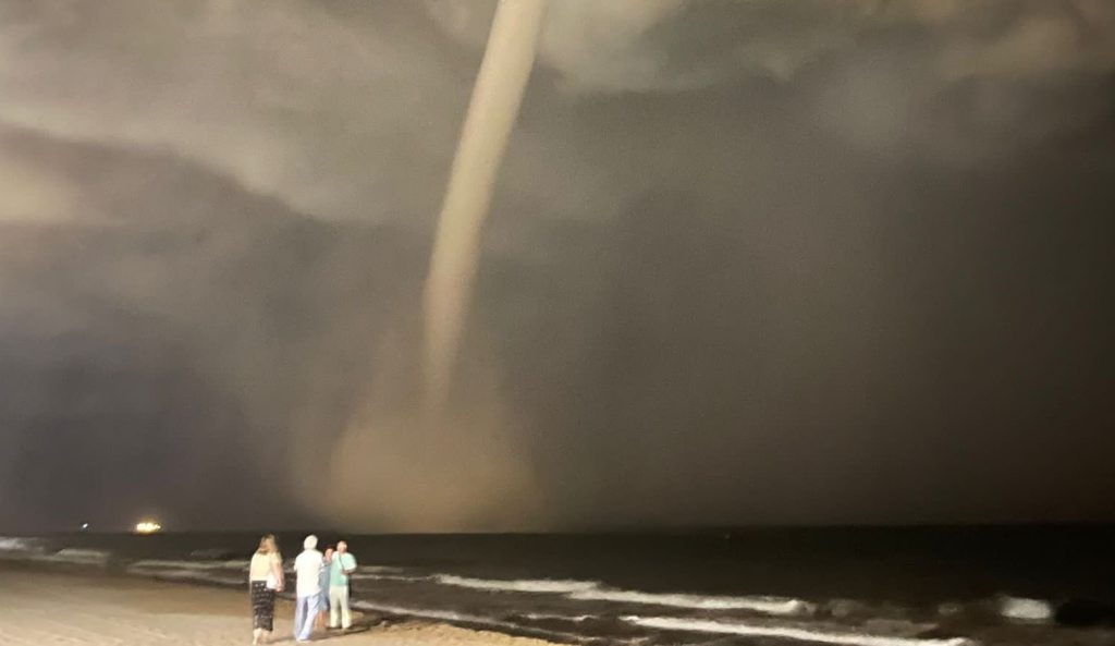 Incrível tromba d´água noturna na costa de Barcelona