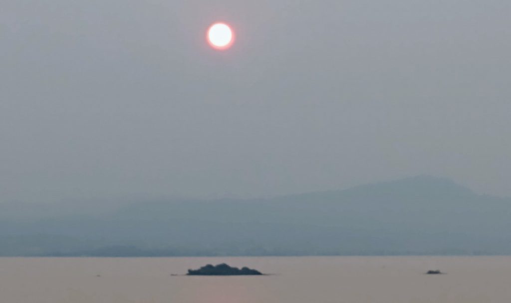 Fumaça da Amazônia cobre o Sul do Brasil e muda a paisagem