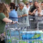 Compras de pânico na Flórida antes da chegada de Ian