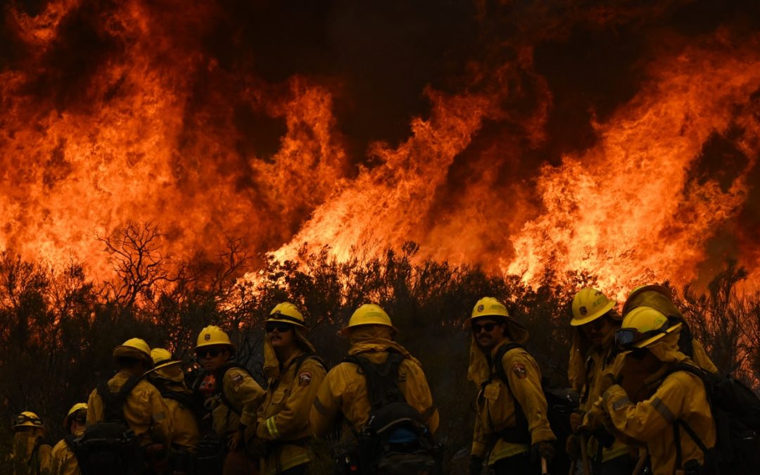 Grande incêndio cresce perto de Los Angeles Calor cede e maior preocupação das autoridades agora é com o vento que deve soprar muito forte e agravar o risco de fogo