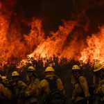 Grande incêndio cresce perto de Los Angeles
