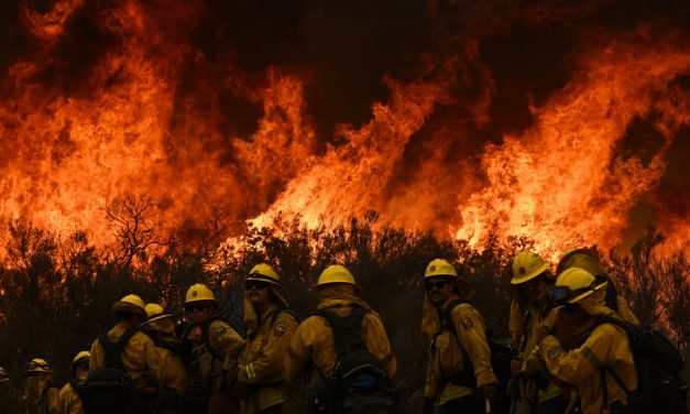 Grande incêndio cresce perto de Los Angeles