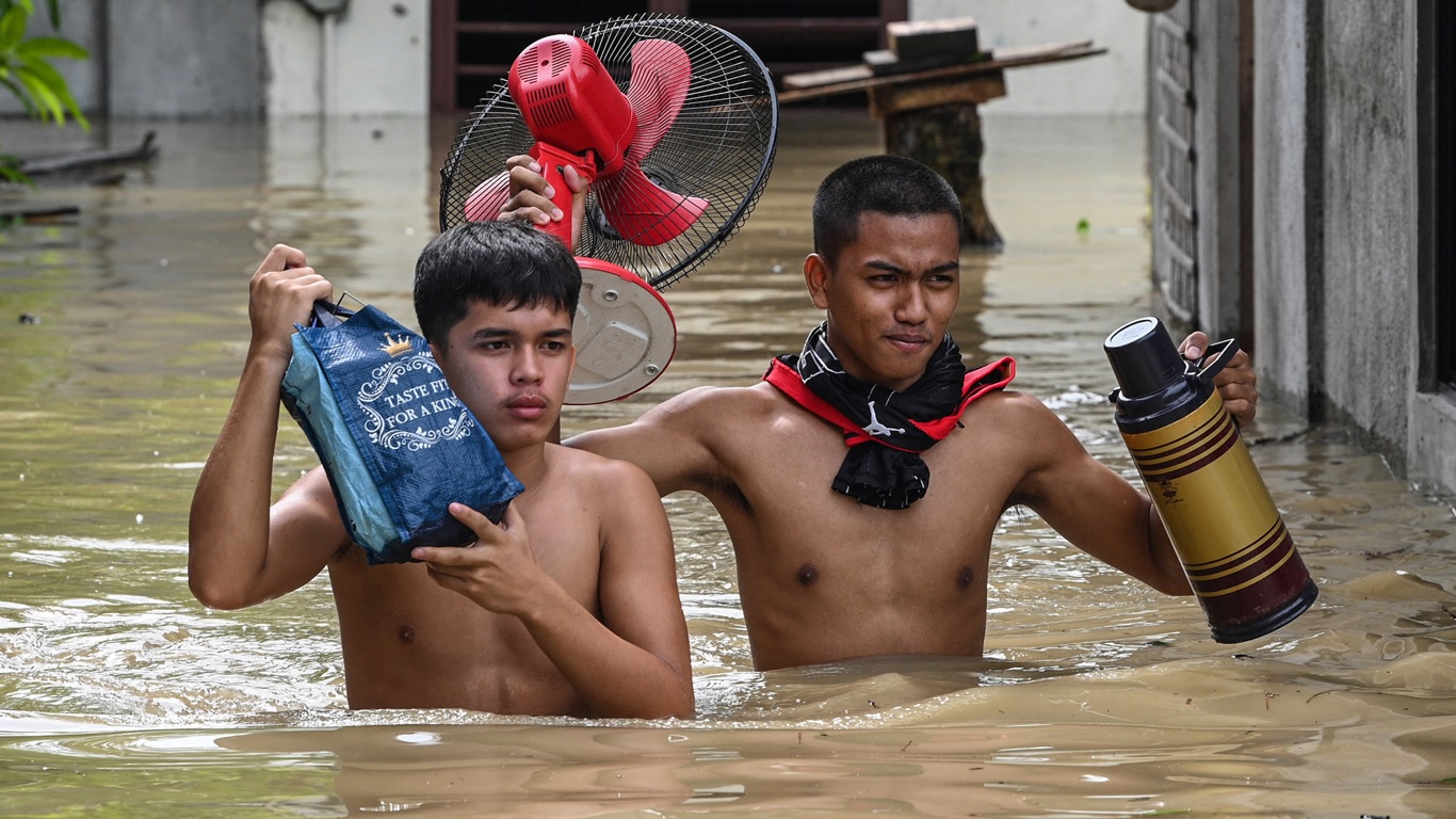 Tufão Castiga As Filipinas Com Chuva Extrema E Vento Destrutivo