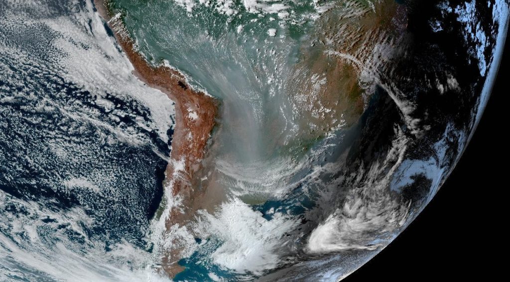 Corredor de fumaça se estende da Amazônia ao Sul do Brasil