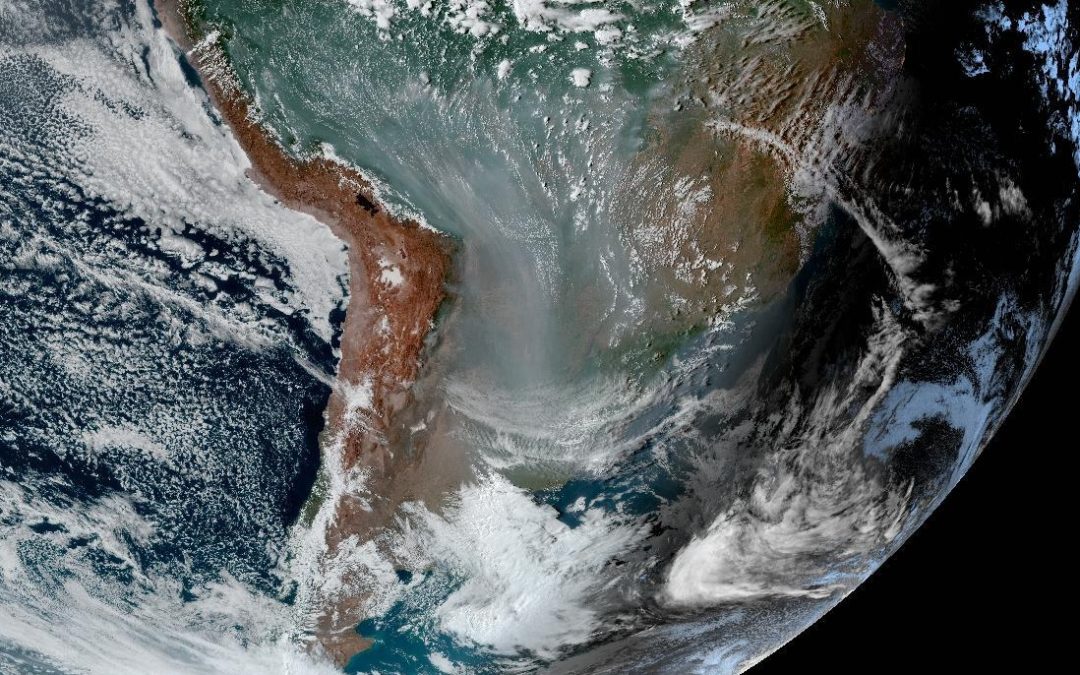 Corredor de fumaça se estende da Amazônia ao Sul do Brasil Correntes de vento de Norte trouxeram a fumaça das queimadas na Amazônia nesta quinta-feira para o Rio Grande do Sul