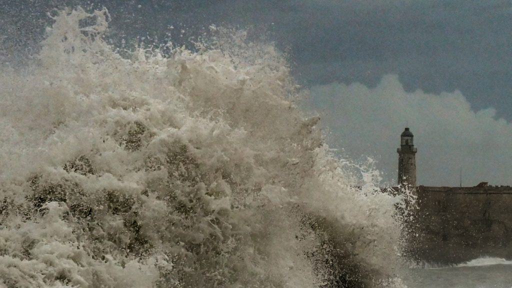 Furacão gera incrível elevação da maré em Havana; veja as imagens