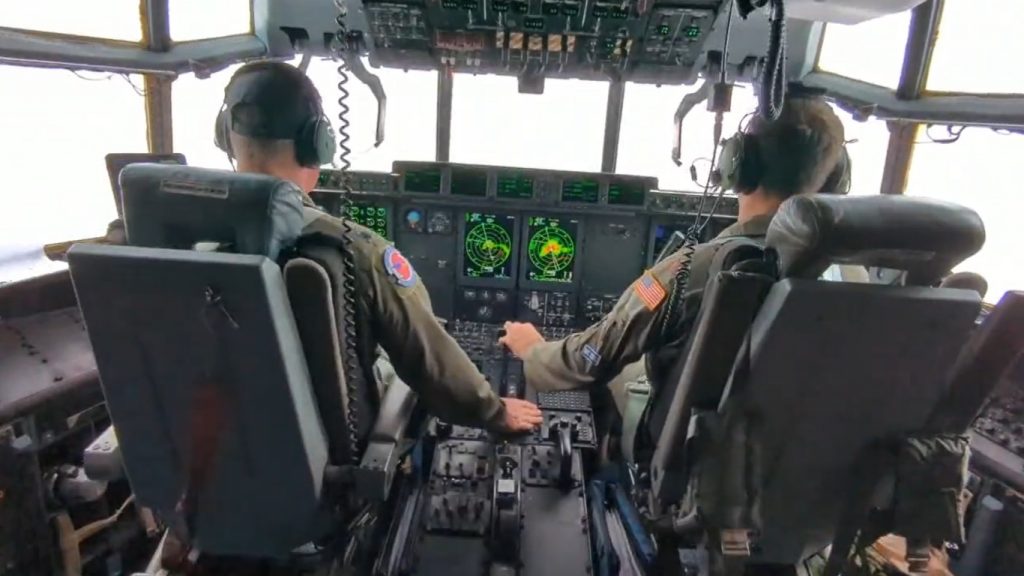 Equipe de avião caça-furacões narra voo dramático no olho de Ian