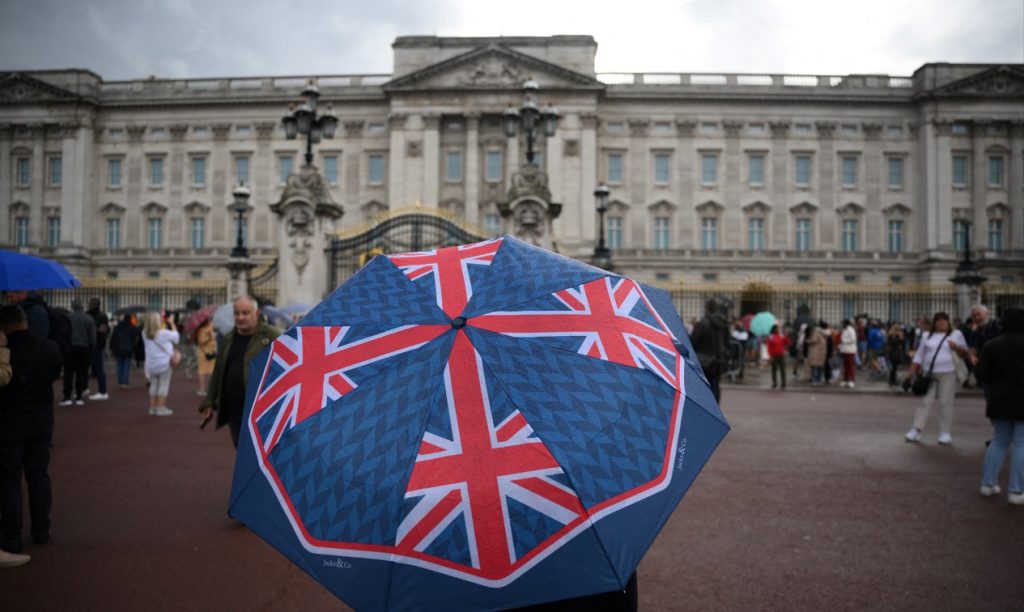 Ingleses se despedem da rainha sob chuva em ano muito seco