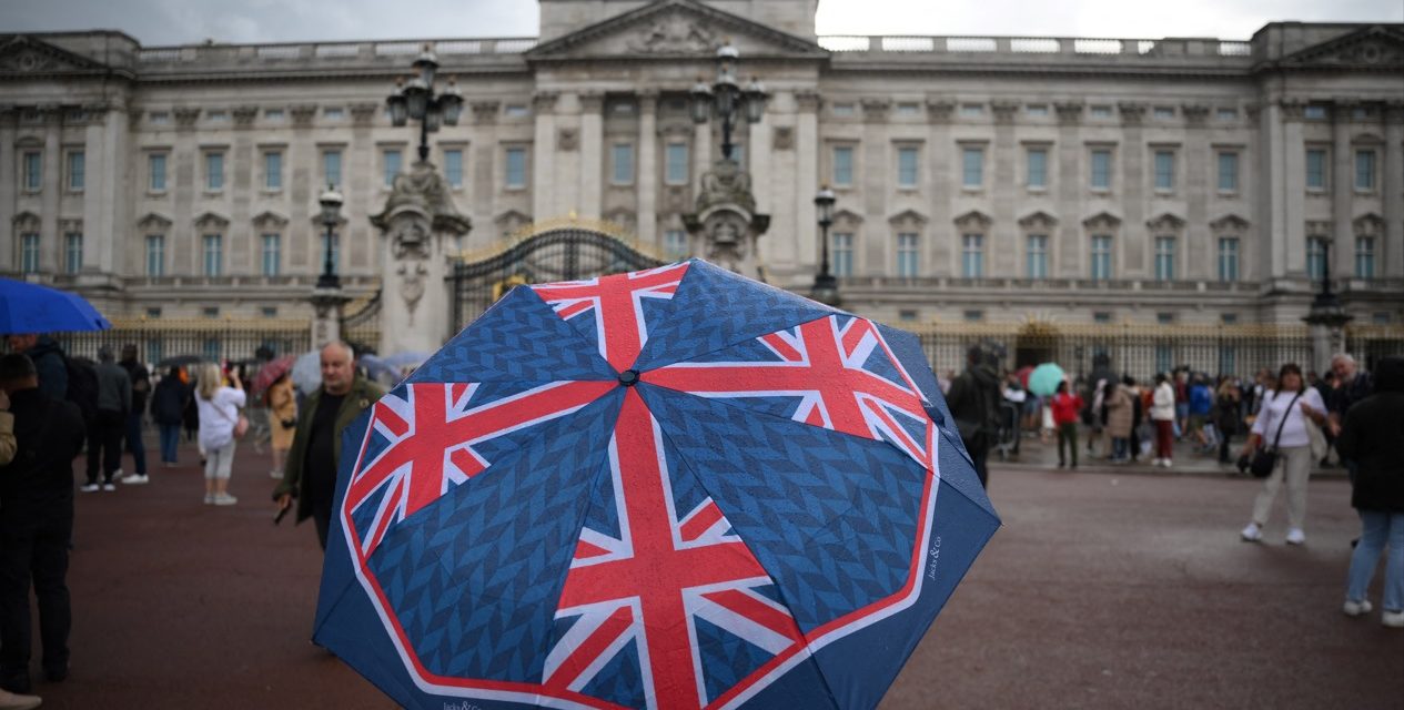 <span class="entry-title-primary">Ingleses se despedem da rainha sob chuva em ano muito seco</span> <h2 class="entry-subtitle">Inglaterra enfrenta até agosto o ano mais seco desde 1976 e experimentou um verão excepcionalmente quente com ondas de calor </h2>