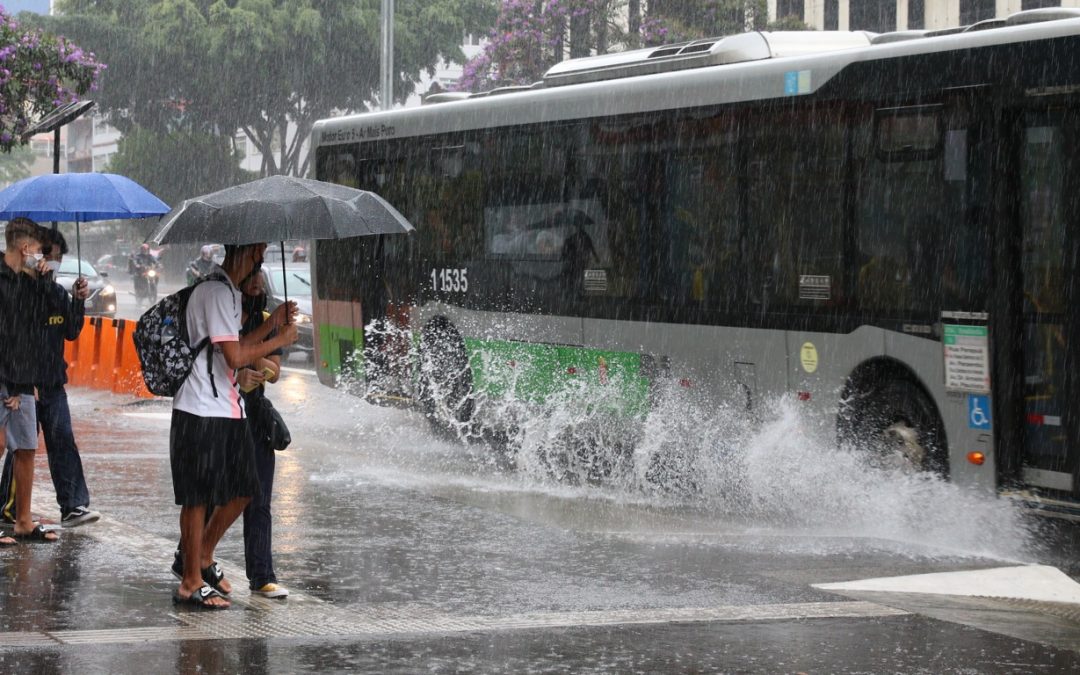 São Paulo não terá trégua da chuva com alerta para o litoral Chuva persiste no estado paulista até o sábado e altos volumes são previstos junto à Serra do Mar e na faixa costeira