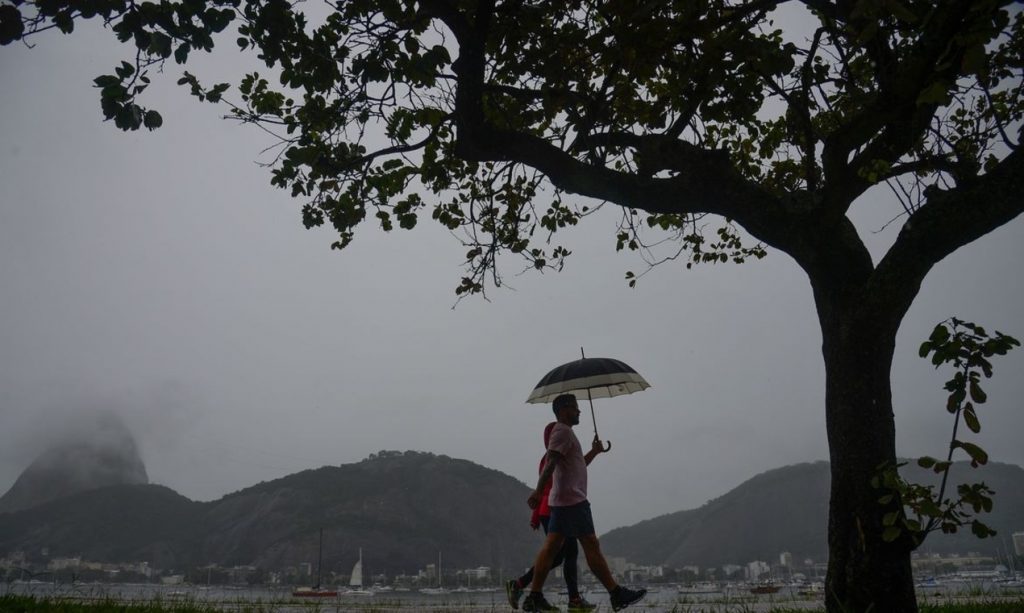 Chuva volumosa no Rio de Janeiro e no litoral de São Paulo