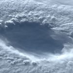 O incrível registro do olho de tufão com vento de 230 km/h