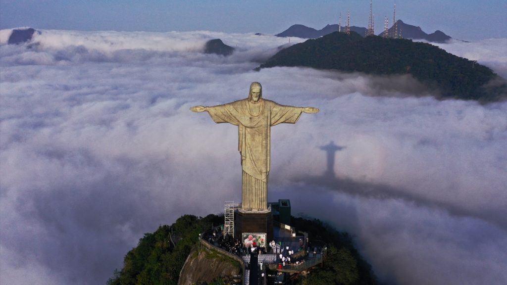 Cristo Rendentor celebra aniversário entre as nuvens