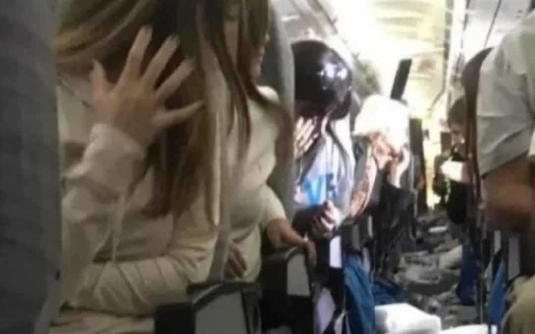 Turbulência severa deixa feridos em voo sobre a costa brasileira Doze passageiros ficaram feridos por turbulência severa no litoral do Brasil em voo entre Madrid e Buenos Aires