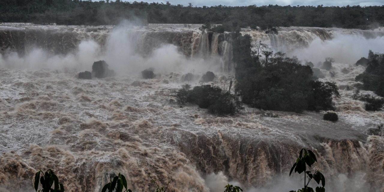 <span class="entry-title-primary">Satélite registra vazão histórica nas Cataratas do Iguaçu</span> <h2 class="entry-subtitle">Pico de vazão na última semana impressionou pelas imagens nas quedas no parque nacional em Foz do Iguaçu </h2>
