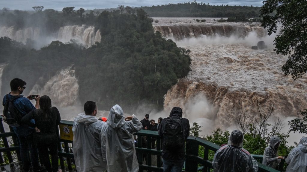 Vazão aumenta, atinge marca histórica e cataratas impressionam