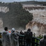 Vazão aumenta, atinge marca histórica e cataratas impressionam