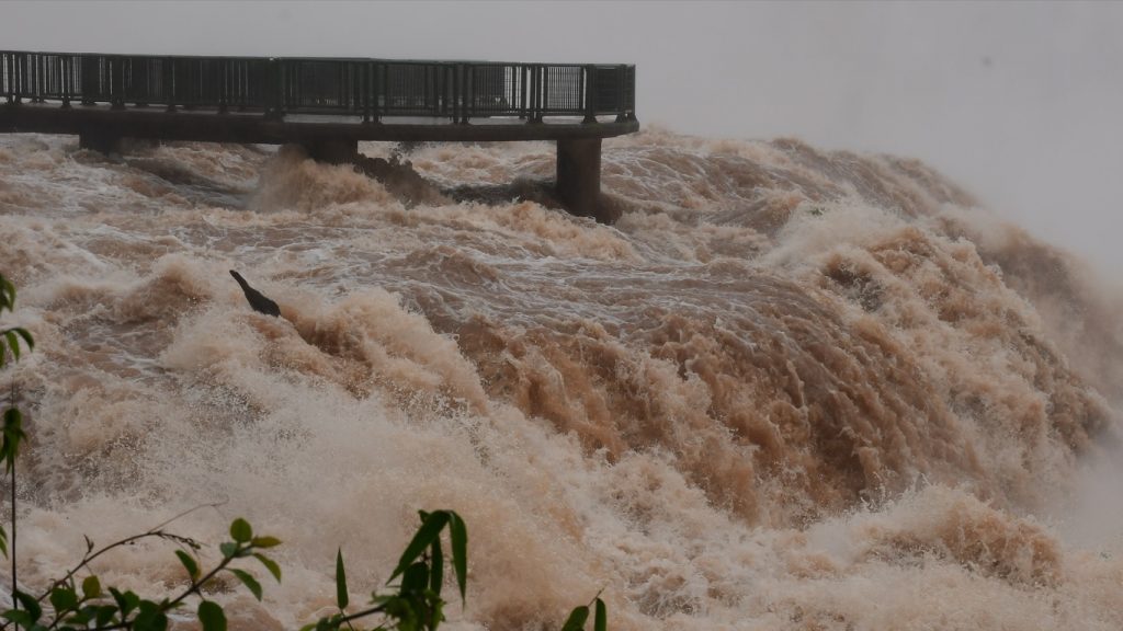 Turista morre ao cair nas Cataratas do Iguaçu sob vazão enorme