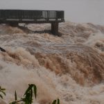 Turista morre ao cair nas Cataratas do Iguaçu sob vazão enorme