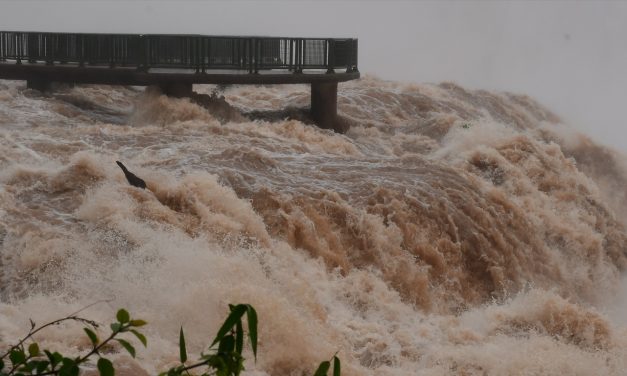 Turista morre ao cair nas Cataratas do Iguaçu sob vazão enorme