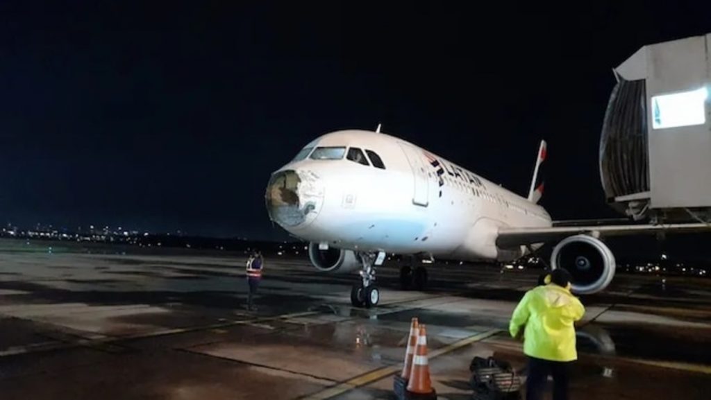 Avião declara emergência e sofre danos com temporal no Paraguai