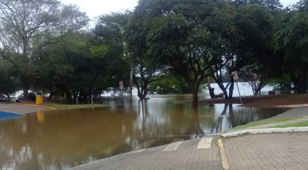 Cheia do Rio Uruguai suspende barcas e causa alagamentos