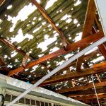 Vento levanta telhados e granizo fura até vidros de carros em SC