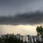 Porto Alegre tem granizo após tarde mais quente desde o verão