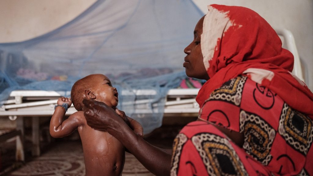 Sob fome da seca, crianças não têm força para chorar na Somália