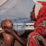 Sob fome da seca, crianças não têm força para chorar na Somália