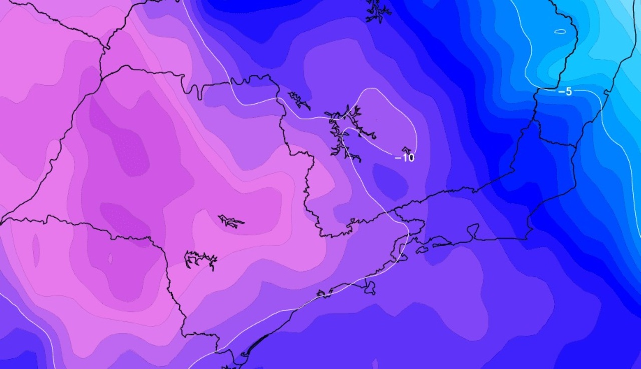 São Paulo terá tardes mais frias que na maioria dos dias do inverno Massa de ar frio muito forte para a época do ano e tempo chuvoso trarão máximas muito baixas nos próximos dias