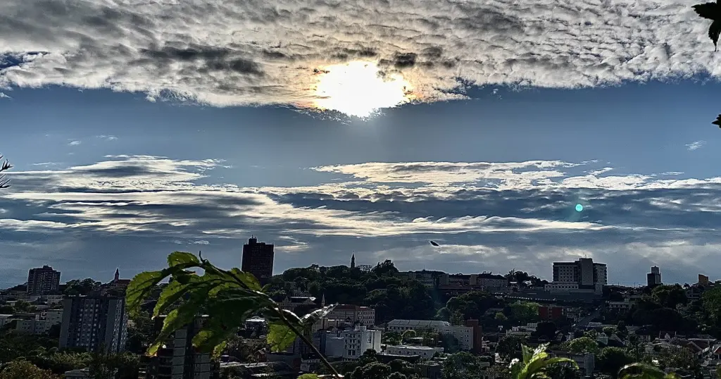 Previsão do tempo: sol predomina e chuva volta a ser isolada