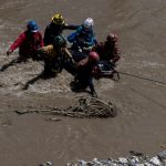 Resgatistas encontram 50 corpos em deslizamento na Venezuela