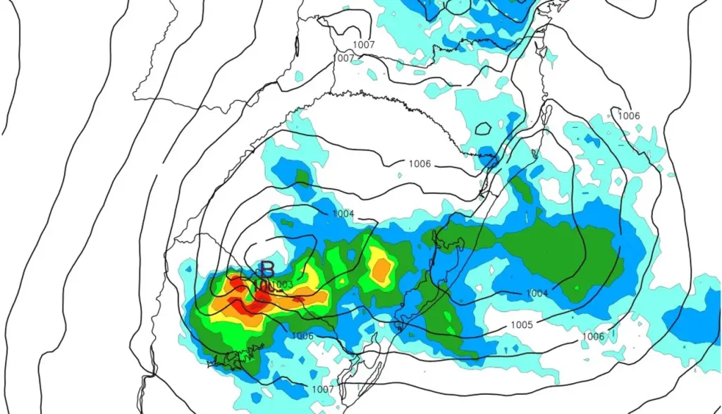 Formação de ciclone traz risco de chuva localmente intensa e ventania