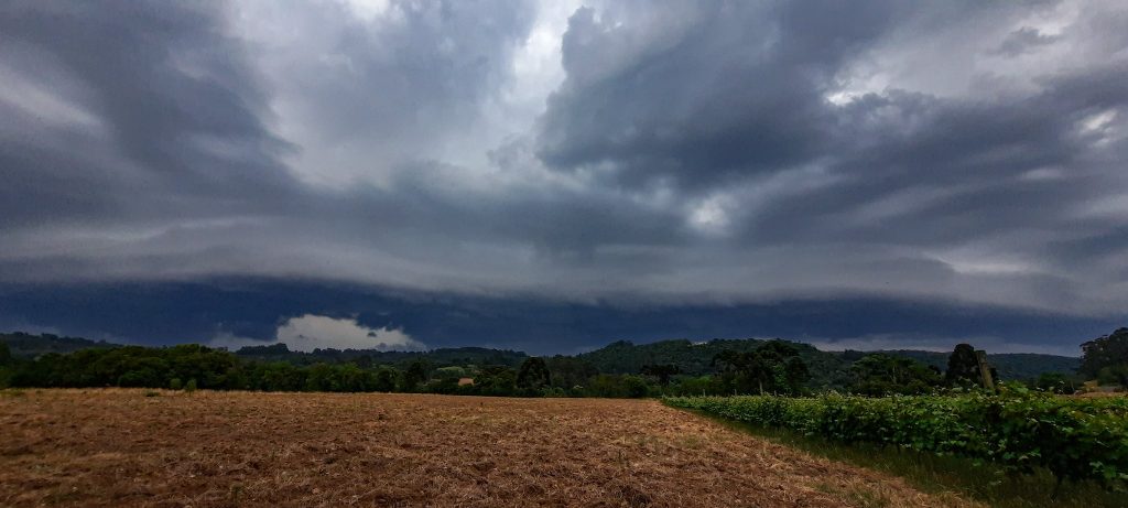 Sábado teve tarde mais quente de novembro com retorno da chuva