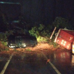 Grande deslizamento de terra atinge vários veículos na BR-376