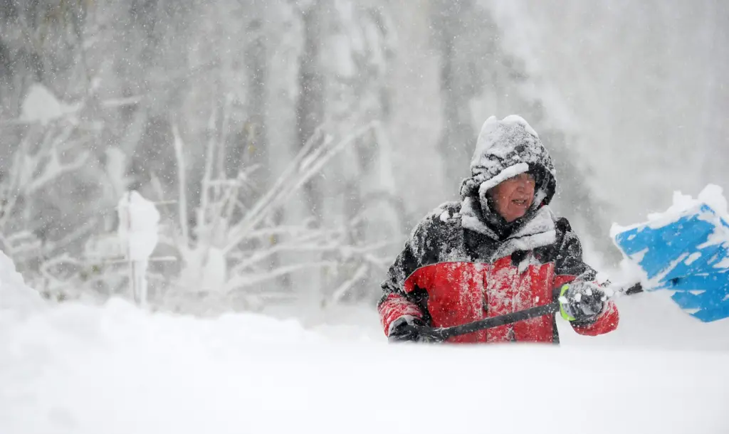 Cidade é soterrada por dois metros de neve em Nova York
